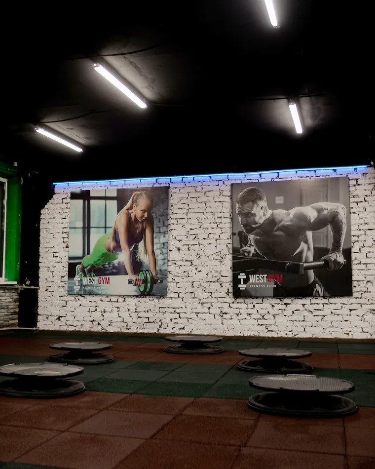 Зал групповых занятий со степ-платформами